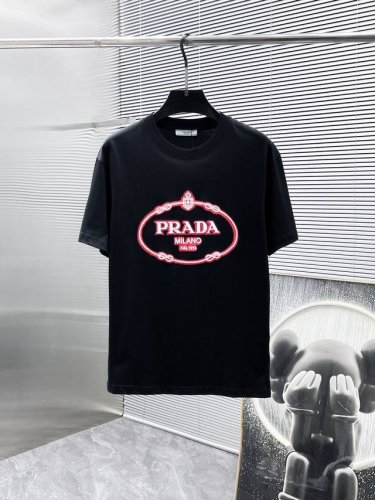 普拉达 Prada 2025Ss新款 半袖 体恤 短袖 圆领T恤，高端版本！专柜定制面料 透气舒适度高，细节无可挑剔，品牌元素设计理念，体现高品质。手感细腻柔软