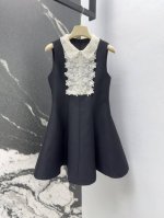 vltn 25Ss 春夏新品绣花蕾丝领娃娃款背心裙 微微公主蓬蓬裙摆 复古的同时又有少女甜美感 这款法式小黑裙真的是我的心头好 无袖设计加上蕾丝娃娃领 既气质又