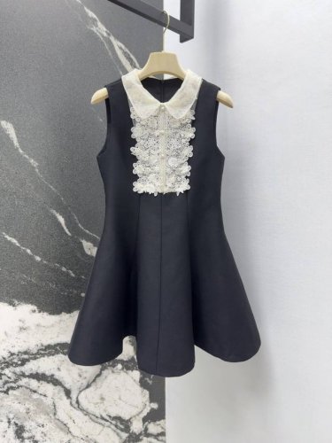 vltn 25Ss 春夏新品绣花蕾丝领娃娃款背心裙 微微公主蓬蓬裙摆 复古的同时又有少女甜美感 这款法式小黑裙真的是我的心头好 无袖设计加上蕾丝娃娃领 既气质又