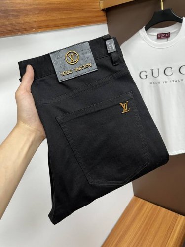 Lv 2025夏季新品 欧洲站男士商务休闲牛仔裤 当商务遇上休闲 当经典碰撞时尚 2025年春季 我们为您带来全新欧洲站男士商务休闲牛仔裤 精选高品质面料 柔软