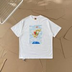 过验级Human Made插画系列富士山顶动漫人物情侣款短袖T恤 2540 这件T恤上是卡通图案，有多个可爱的卡通角色形象，它们似乎在云端之上，背景有富士山形状