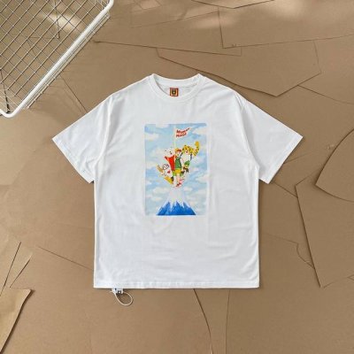 过验级Human Made插画系列富士山顶动漫人物情侣款短袖T恤 2540 这件T恤上是卡通图案，有多个可爱的卡通角色形象，它们似乎在云端之上，背景有富士山形状