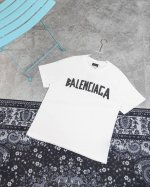 款M 割破胶带短袖100 Balenciaga 巴黎世家Ss经典胶带印花T恤 衣服面料采用 克双纱纯棉面料，上身透气舒适度高，同缸螺纹无色差，印花采用拉浆工艺字
