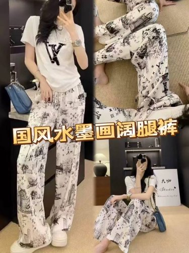 当国风水墨邂逅时尚阔腿裤，一场美学盛宴开启！这款国风水墨画阔腿裤，黑白笔触晕染出诗意画卷，传统元素与现代版型完美融合。宽松裤型，自在随性，巧妙修饰腿型。搭配简约