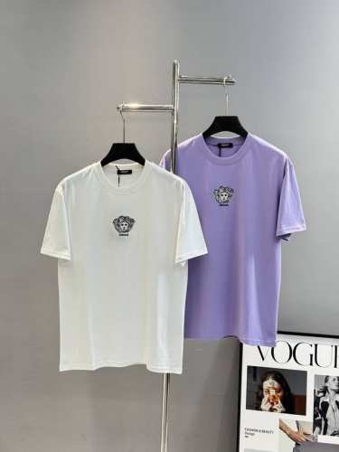 Versac*2025新品，前幅植绒立体绣花贴片，瓦萨美人头造型.男女同款，紫色焕发活力青春，四线密边，270洗水棉，三标齐全！欧码：S-Xl 175 140斤