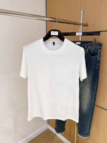 巴宝莉25Ss春夏 新品 定制蚕丝面料丝滑透气！时尚经典圆领短袖时尚单品设计，更加时尚舒适，高标准定制，上身非常有型，胸前品牌经典Logo 图案 客供辅料，客供