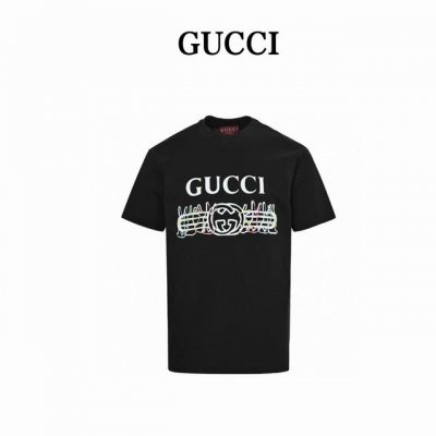 gucci 古驰 印花字母Logo短袖 传统设计以全新印花和提花细节焕新诠释。这款T恤以Gucci复古标识印花全新呈现，焕新诠释品牌经典标识。 很宽松的廓形版型