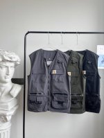 Carhartt卡哈特大口袋设计机能双层工装马甲最强搭配单品 胸前多口袋 技能风 上身十分酷炫 作为外搭 是一款很好的选择 用料讲究 配件都是精心挑选设计 日系