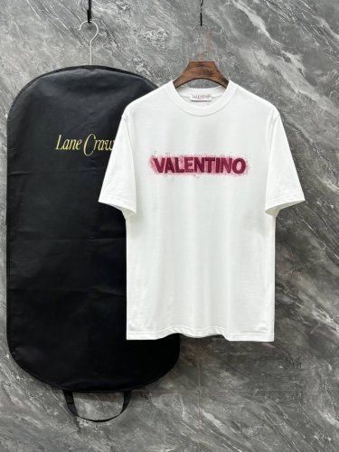Vltn# 2025春夏新款圆领 首发专柜最新款短袖圆领T恤 高端订制 设计前卫时尚 品牌Logo重工艺设计 高端定制原版面料 手感柔软 上身穿着舒适 专柜级别