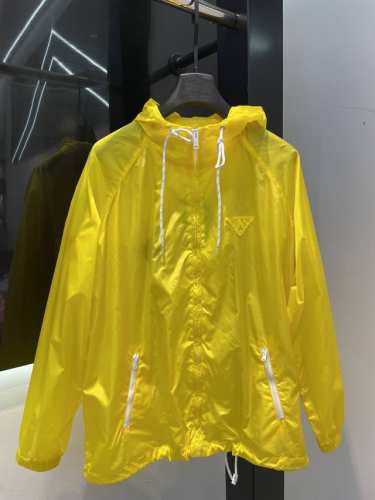 prad* 25Ss春夏新款 再生尼龙拉链夹克防晒外套丨独家高版出品！经典连帽宽松版型下摆抽绳可调节设计。可甜可盐减龄时髦又帅气！进口再生尼龙记忆丝面料质感丝滑