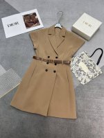 高品质Di*R 2025夏季系列 气质优雅的短款西装裙 也是延续D家经典双排扣款式 新的亮点在于这个连袖设计 真的非常遮盖手臂和背侧的肉肉 立体剪裁就是关键 2