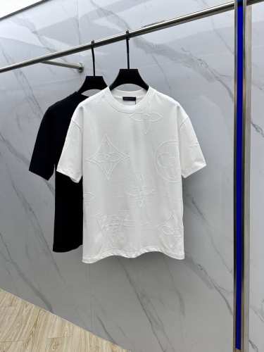 LV*路易*登 2025Fw春夏新品圆领打底外穿T恤，立体感Logo常规半袖纯棉打底T恤，棉，手感面糯有骨感，柔而有韧性。工艺处理，韧性和抗皱性能得到大幅度提高