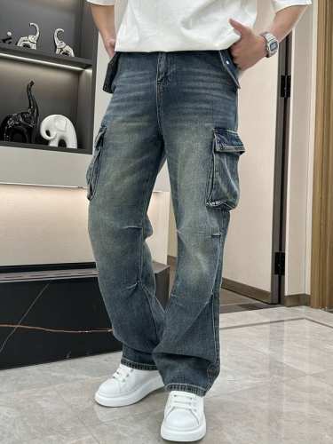 Lv 2025Ss新品工装牛仔裤 好穿不挑身材，在搭配上没有太多的限制 随意简洁的衬托其他单品，来展现自己的风格姿态～ 对于它的实穿性不得不竖起一个大拇指了，版