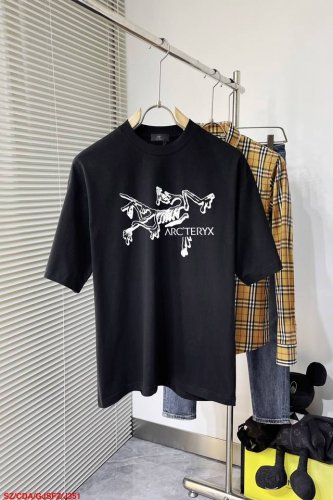 J351 Sz始祖鸟2025官网新款字母印花双层重工短袖T桖 字母图案不管是T桖还是卫衣都是每年的爆款单品 前幅大面积印花采用大康丽数码印花机直喷 成本极高 经