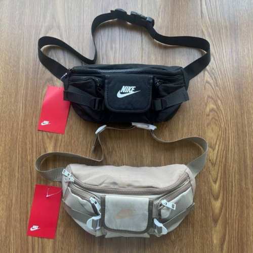 Nike耐克潮牌运动多口袋拉链可调节腰包胸包单肩包斜挎包 颜色：黑色 卡其色 尺寸：34X16Cm 8048