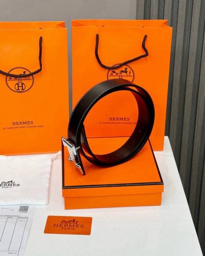 hermes爱马仕简约商务百搭腰带 专柜包装！！ 货号：8143 爱马仕一向被商界人士垂青，时尚之余不失高雅，时尚潮流人士必备单品，辨识度很高！细节完美触感厚实