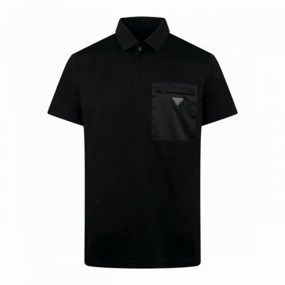 prada 255Ss 官方新款三角标口袋Polo衫T恤 定制丝光罗缎布 非纯棉面料 光滑细腻 舒适贴肤 标志性三角形徽标点缀胸前 彰显品牌的优雅与高贵 精致的