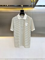 prad普拉、2025春夏新品商务休闲短袖Polo Shirt。此款短袖Polo衫饰有三角贴布绣图案和纯色饰边，面料以驻地丝光棉制成，常规版型剪裁，打造休闲廓形