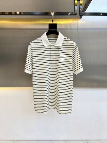 prad普拉、2025春夏新品商务休闲短袖Polo Shirt。此款短袖Polo衫饰有三角贴布绣图案和纯色饰边，面料以驻地丝光棉制成，常规版型剪裁，打造休闲廓形