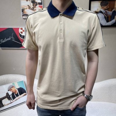 gucci古奇男士短袖polo衫,春夏新品 专柜同步,采用珠地棉料 柔软细腻 男人的衣柜都少不了短袖 潮男必备 衣服设计非常的简洁 版型一流 很是低调的设计 亲