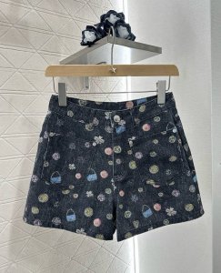 chane*2025新品上架 印花彩色牛仔马甲短裤套装 定制Yb斜纹棉牛仔材质 面料柔软舒适 透气性好 反复酵素水洗工艺处理 不易染色脱色 剪裁更符合人体线条
