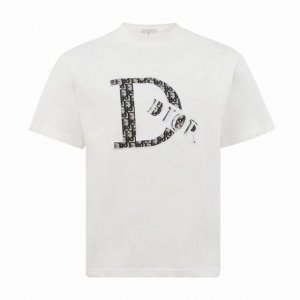 dior 迪奥 色织立体压花短袖 纯棉双纱面料 采用高密度线刺绣 宽松版型 全套辅料配备 面料柔软实厚三标齐全 精简而不枯燥,百搭大气,诠释休闲时尚主题的特色.