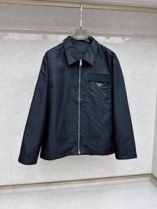 普拉达 2450开春新款男士翻领夹克外套，高定面料 透气舒适度高，细节无可挑剔，品牌元素设计理念，做工考究工艺复杂，专业代购级体现高品质。Lz手感细腻柔软！呈现