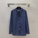 款号D25061287 Louis*驴家Lv新款 通体老花字母Logo印花宽松显瘦系扣翻领弧摆P衬衣！蓝色， S码：肩宽49，胸围100，袖长53，衣长71