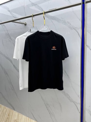 kailas*凯乐石 高端版本.专业性户外机能速干短袖，专为夏季打造！再生纤维面 带弹力，同时还有透气速干的效果 人体工学立体结构剪裁，特有的剪裁方式，上身有型