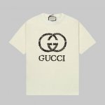 Gucci 古驰25Ss春夏新品印花圆领短袖T恤， 经典款饰互扣式双G超大造型印花。 定制240克同缸染面料 手感非常舒服 春夏最新砖柜同步 Os落肩版型 时尚