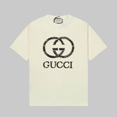 Gucci 古驰25Ss春夏新品印花圆领短袖T恤， 经典款饰互扣式双G超大造型印花。 定制240克同缸染面料 手感非常舒服 春夏最新砖柜同步 Os落肩版型 时尚