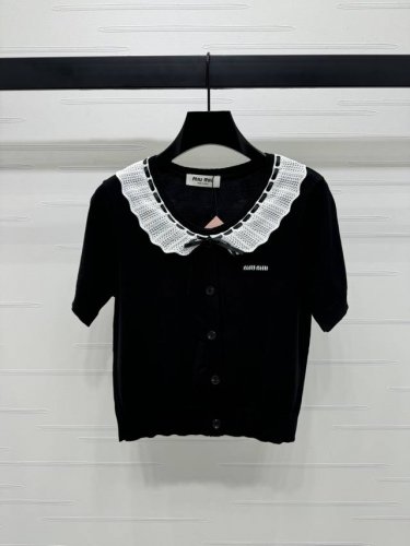 上新原单高端品质 Miumi*2025春夏最新系列！娃娃领荷叶边针织短袖！定制丝毛针织材质 柔软细腻 弹力十足 经典黑白拼接撞色 娃娃领荷叶边时髦有型 胸前标志