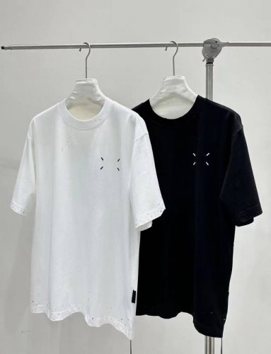 上新 Mm6马吉拉男女情侣同款短袖半袖T恤 面料采用 300 克顶级高密度纯棉面料！双纱加厚重磅面料！手感厚实！质感无敌！ 情侣宽松Oversize版型！ 颜色