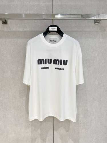 Miu Miu-新订单系列！2025Ss春夏新品 重磅级尤物单品，官网在售系列。印花短袖T恤，定织微融感高支纯棉面料，手感非常好，前幅浮雕标识印花图案装饰，增加