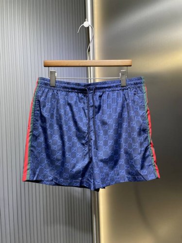 gucci 顶级原单 25Ss新款游泳短裤以府绸科技面料匠心打造，缀饰通体印花和条纹织带印花。配套收纳袋便于在沙滩上或泳池边玩耍时存放所需物品 Size：46