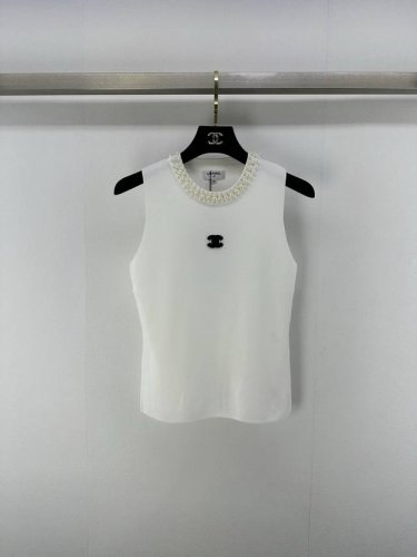 chane*上新细节 25 夏季新款珍珠圆领针织背心 凸显品牌格调 采用天丝材质 带有弹力 呈现显瘦视觉效果 领口以珍珠缝制钉珠工艺点缀 配合胸前双C字母丰富细