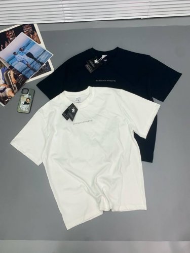 Descente 迪桑特胸口小字母Logo短袖T 这T恤我爱它一万年啊啊！！300G重磅纯棉！！ 好绝啊啊！！质感清晰可见～ 300G重磅纯棉 耐洗耐穿不易变形