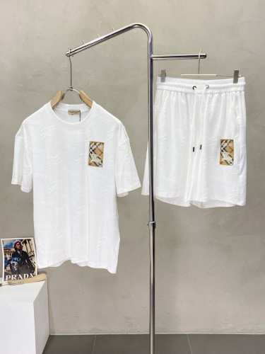 burberry巴宝莉独家专供春夏新款专柜同款套装，透气舒适休闲！高级感满满！细节精致高档，做工无可挑剔！原版高端面料很显高级！面料柔软细腻舒适 吸湿速干透气，