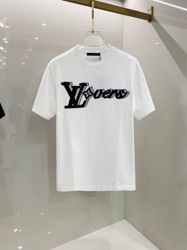 lv 2025早春新款男女同款短袖T恤，！定制专属纯棉面料，定制原版工艺螺纹，胸前重工字母Logo工艺设计！简约大方，从容百搭，档次极高，完美融入时尚还有风情感