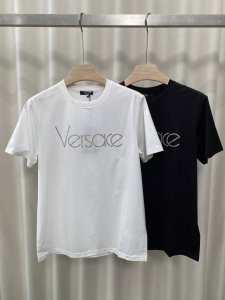 Versace.春夏秀场同款男士水晶1978 Re-Edition Logo短袖T恤 正面水晶装饰点缀重新演绎Versace徽标 定制80支双股丝光棉面料 黑色
