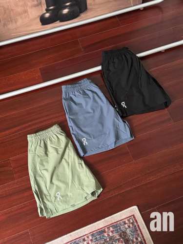 昂跑On 2025专柜新款男士不过膝短裤，On昂跑9” Core Shorts2025春夏新品男士9英寸跑步短裤，宽松版型。前后三处反光印花 黑色，抹茶绿，灰蓝