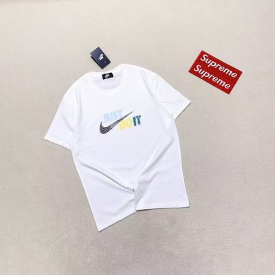 nike 耐克男女情侣款圆领双沙纯棉T恤 颜色:黑色 白色 尺码: M～2Xl 这款耐克系列T恤是艺术家重新演绎的进口材质，采用240克双纱纯棉面料 极具立体感
