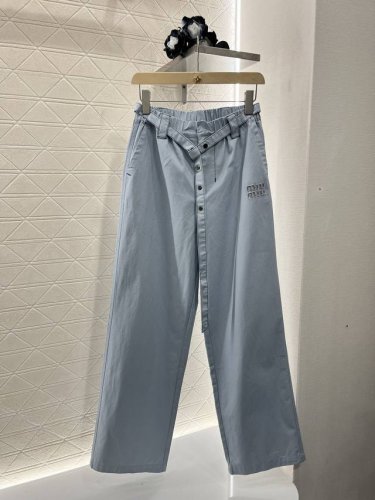 Miumi*2025新品上架 腰带工装直筒牛仔裤 定制Yb天丝棉牛仔材质 面料柔软舒适 透气性好 反复酵素水洗工艺处理 不易染色脱色 剪裁更符合人体线条 高腰系