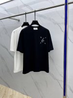 马吉拉Mm6 2025Fw春夏新品圆领打底外穿T恤，立体感Logo微廓形半袖260克活性纯棉打底T恤，棉，手感面糯有骨感，柔而有韧性。工艺处理，韧性和抗皱性能得