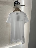 miumi*2025新品上架 蕾丝花边短袖连衣裙 定制Yb丝毛纱线织造 质感高级 冰透舒适 针织圆领短袖连衣裙剪裁 通体利用细密钩针肌理交织 裙摆点缀一圈蕾丝花