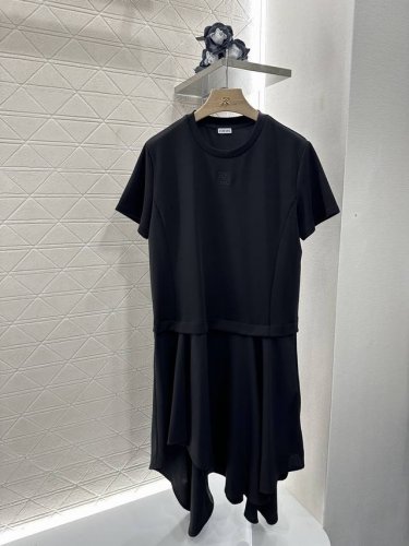 loew*2025新品上架 不规则短袖全棉连衣裙 定制Yb斜纹全棉材质 质感上乘 舒适垂顺 短袖连衣裙剪裁 胸前装饰刺绣立体图腾徽标标识 凸显品牌质感 腰间利用