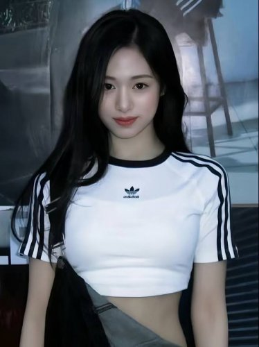 新款上新 Adidas 三叶草纯棉三条杠收腰女款刺绣短袖T恤 女款超短漏肚T恤 小红书 Ins爆火 官网疯抢断货 ！ 高品质好货，官网完美复刻版本，经典的圆领设