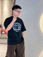 古驰2025新工艺印花 春夏新款首发专柜最新款短袖圆领T恤 官网同款 高端订制 设计前卫时尚！品牌Logo重工艺设计 高端定纯棉面料.手感柔软.穿着舒适.专柜级