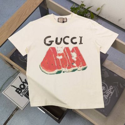 高版本 2025新款Gucci古驰猫咪吃西瓜图案Logo字母印花休闲情侣短袖T恤，独一无二的活性环保面料染色，32支双纱精梳纯棉爽滑手感，纯棉不起球不起毛，面料