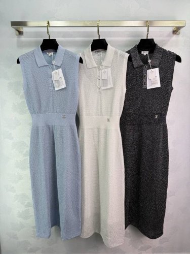 chane*25夏季新款Polo针织无袖裙散发着干练与知性之美 领口处的纽扣排列有序 细节之处尽显匠心 腰部的巧妙收束 勾勒出曼妙身姿 彰显女性曲线魅力 针织纹